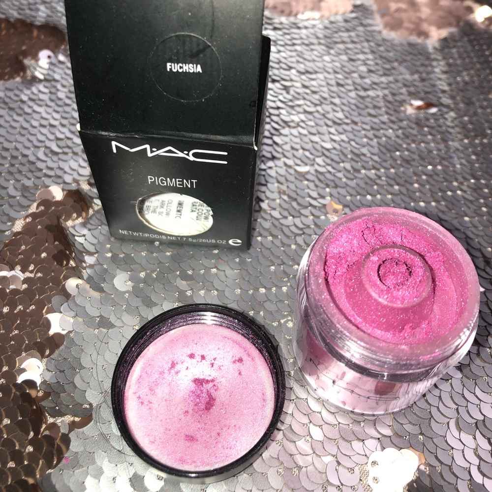 M.A.C. Eye pigment products
